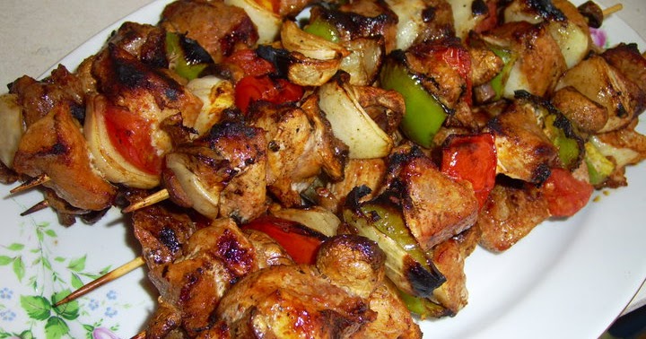 Brochetas de cerdo con verduras