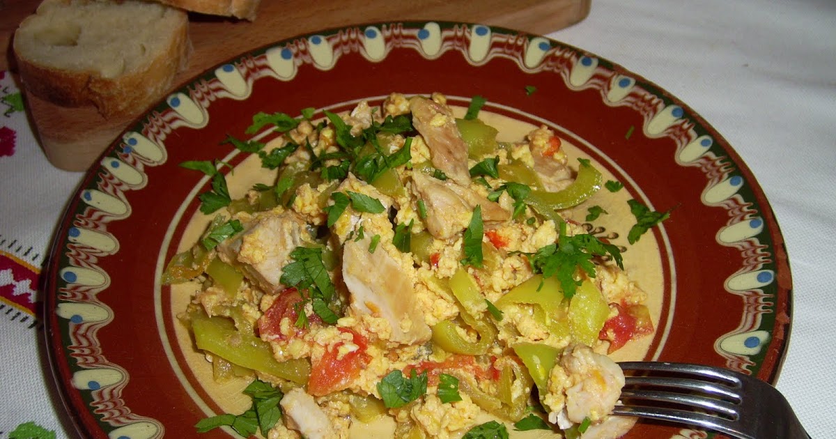 Pollo con pimientos y huevos.